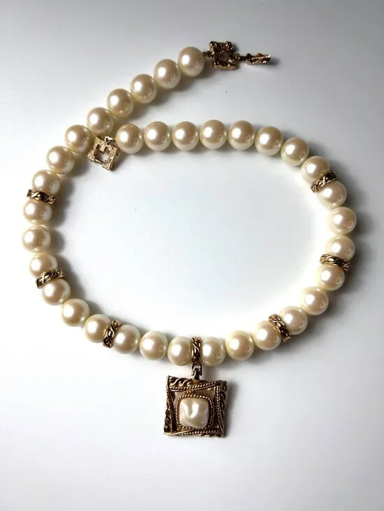 GIVENCHY Vintage Pearls Baroque Square Pendant Large White Necklace - Picture 9 of 16